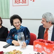 Paní Nguyen Thi Kim Ngan převzala dar ve formě výrobku českých sklářů.