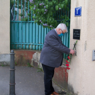 Nově uctili soudruzi z Prahy 8 památku čtrnáctiletého chlapce zabitého 5. května 1945, jehož pamětní deska je umístěna na vjezdu do Grábovy vily z Povltavské