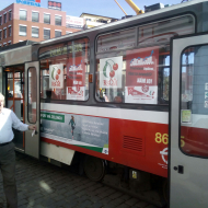 Viktor Pázler u volební tramvaje