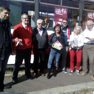 Mezi kandidáty KSČM ve volební tramvaji, která ve středu projížděla Prahou, byli (zleva) Jan Zeman, řidič tramvaje Marek Tošil, Vladislav Kopal, Marta Semelová, Jaromír Petelík, Helena Grofová a Viktor Pázler.